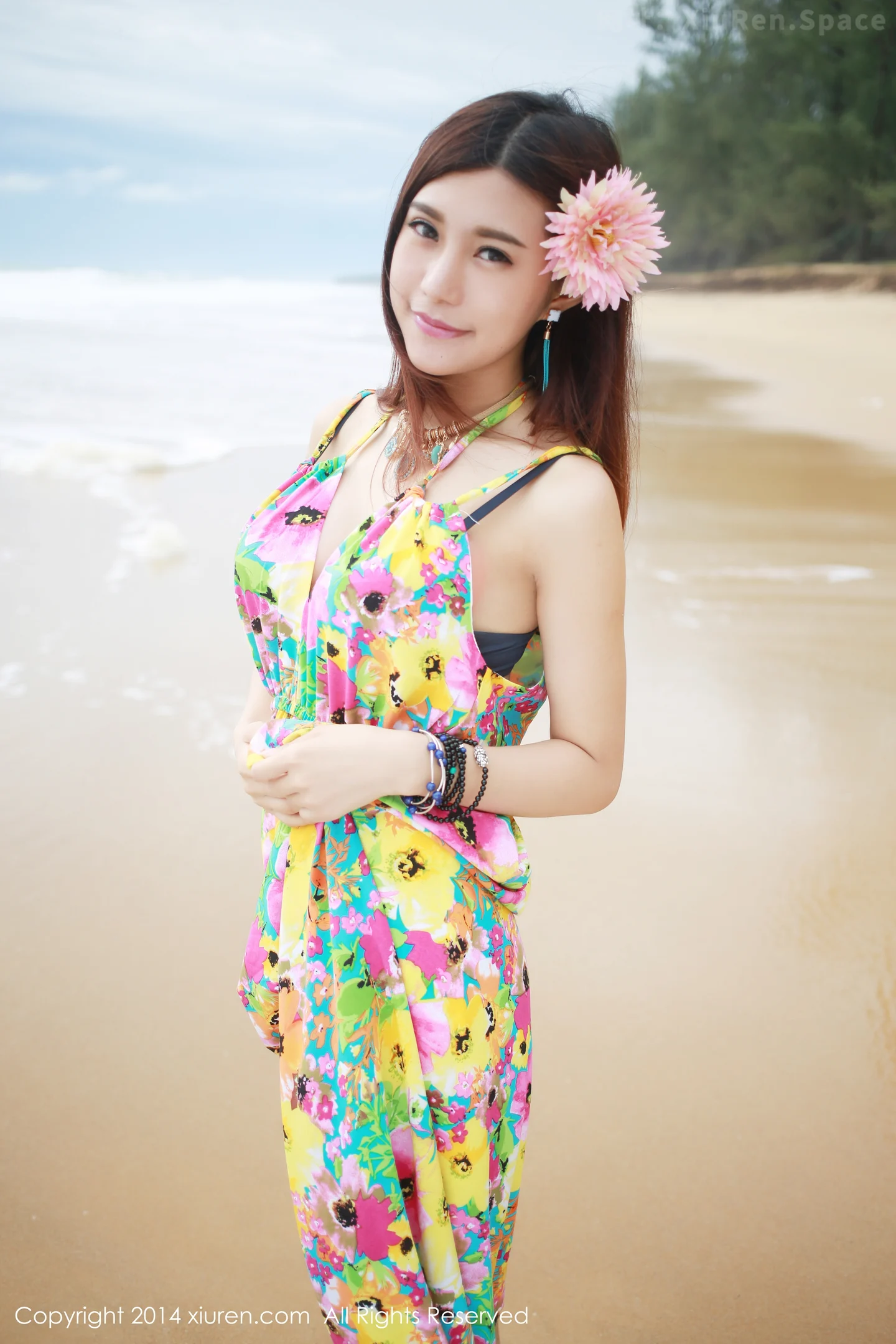 图片[3]-[XiuRen秀人网]VOL.200 花仙子美女绮里嘉ula花色连身裙海边撩人风情性感写真69P-秀人网官方网站